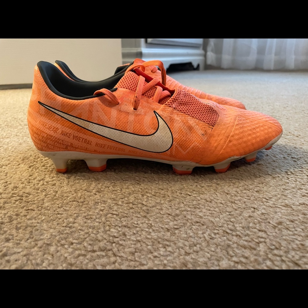 Womens Size 8 Nike Soccer cleats